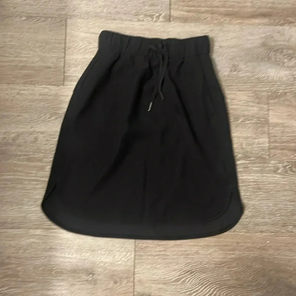 NWOT Lululemon On the Fly Skirt Woven Black Size 2 Quick-Dry Travel Mid-Rise - Picture 2 of 6
